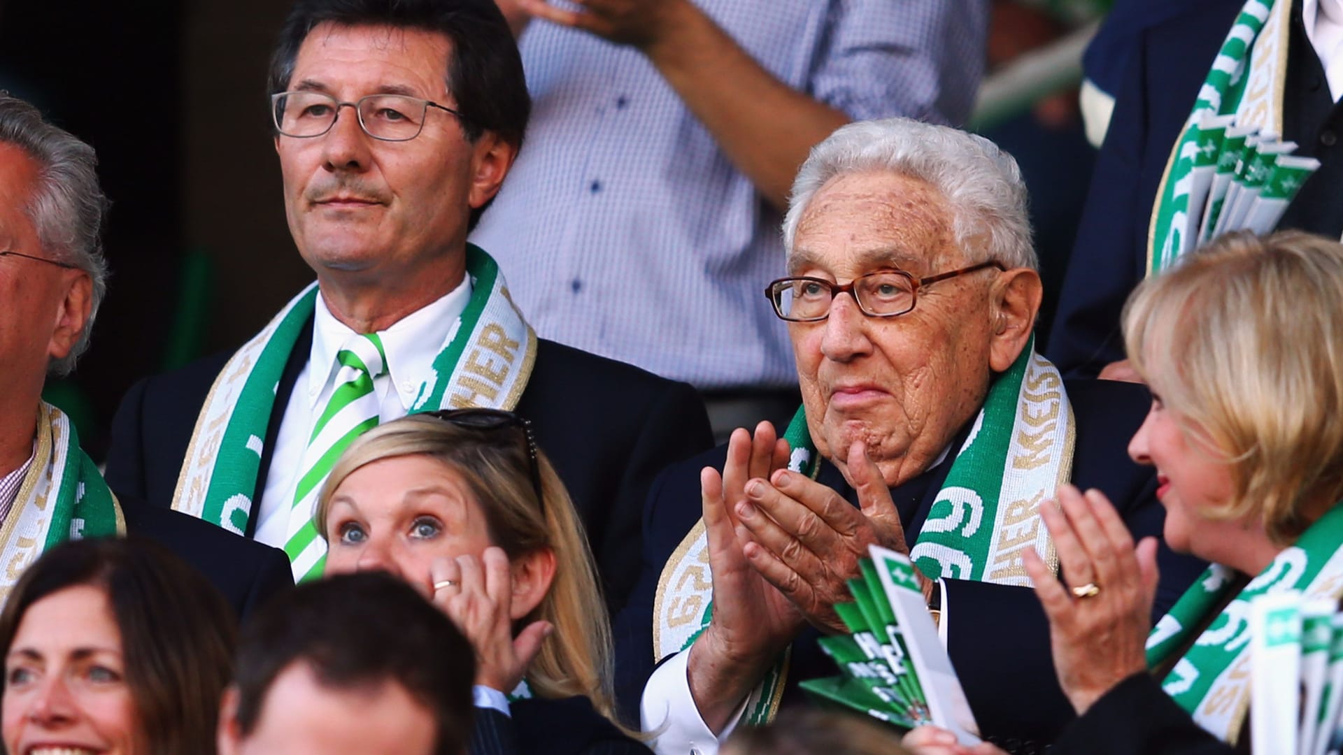 Henry Kissinger (M.) beim Fußballspiel seines Herzensklub Greuther Fürth im Jahr 2012.