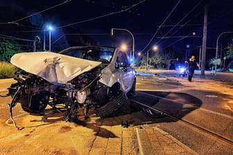 Der verunfallte Opel: Der Pkw wurde nach dem Unfall von der Polizei sichergestellt.