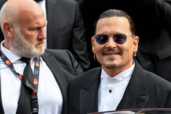 Johnny Depp: Der Schauspieler wurde von Bodyguards eskortiert.