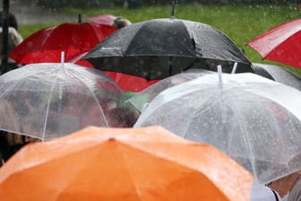 Regen in Hannover (Archivbild): Es wird ungemütlich in Niedersachsen.