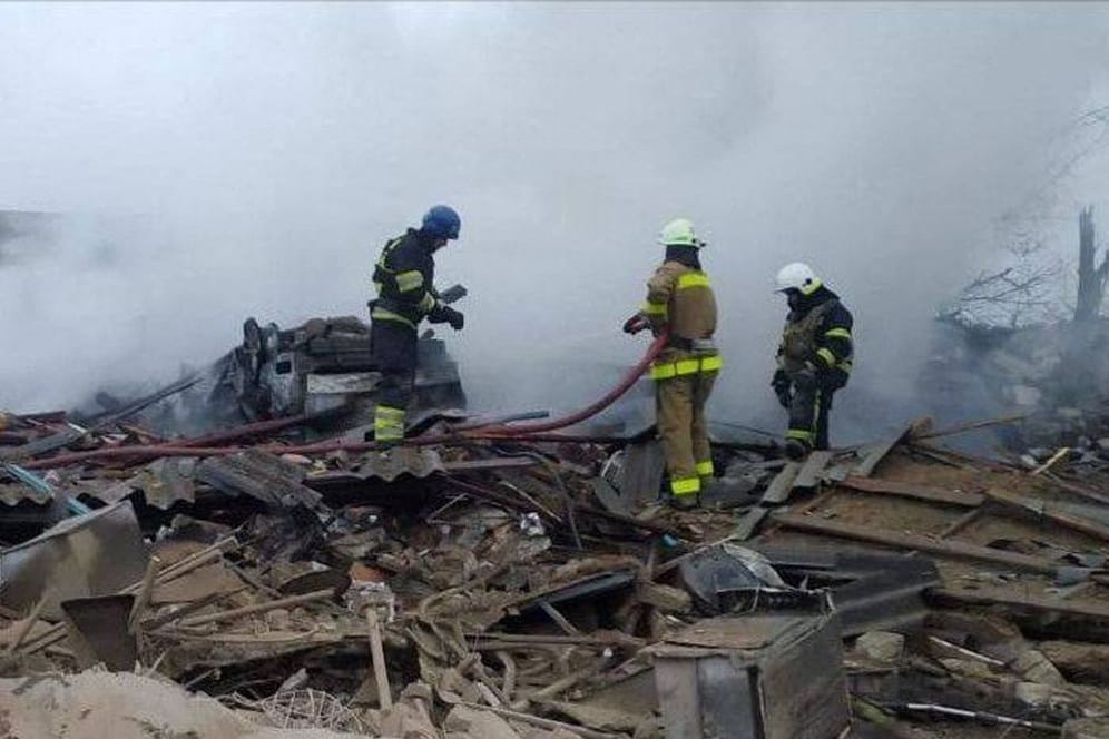 Feuerwehr in getroffenem Wohngebiet in Pawlohrad: 25 Menschen wurden nach Angaben der Behörden in der Stadt verletzt.