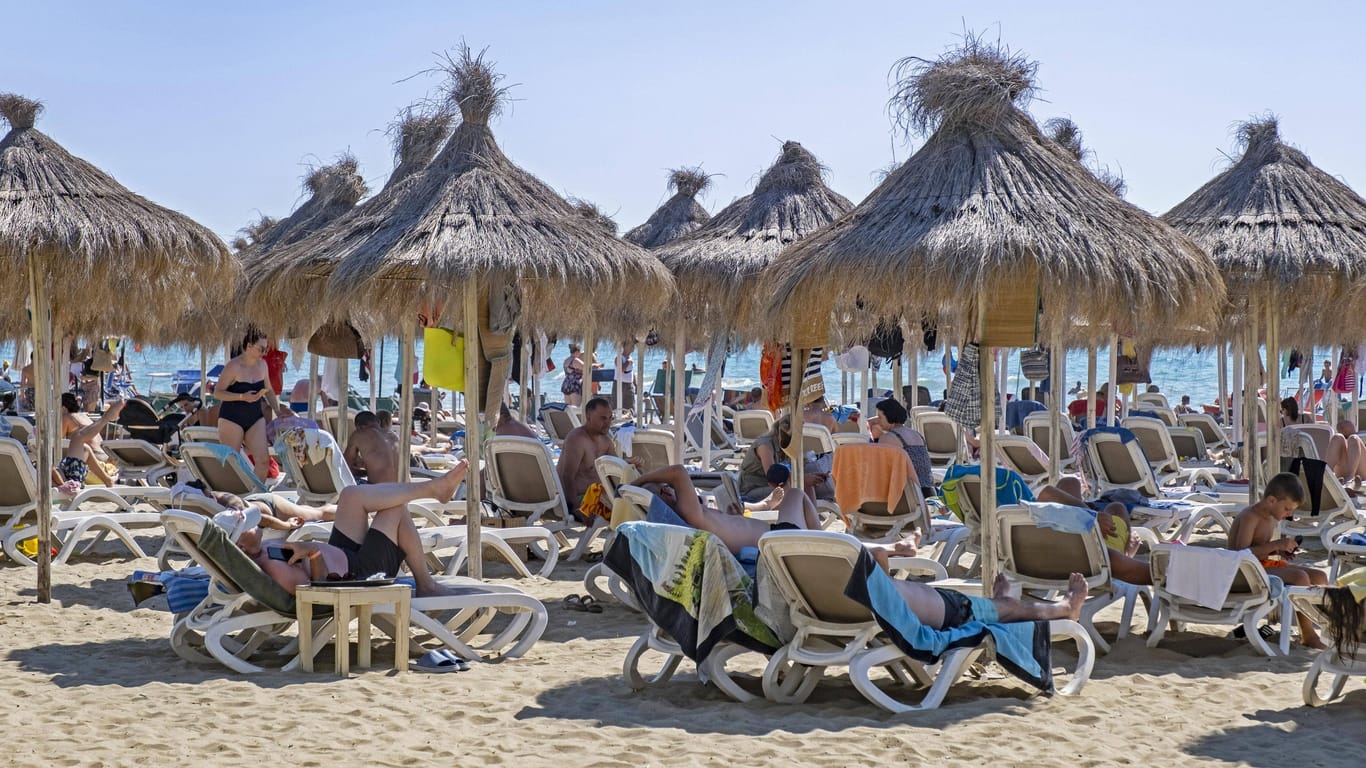 Strand von Golem, Nordalbanien: Wenn Sie beim Urlaubsziel flexibel sind, bieten sich günstige Geheimtipps an.