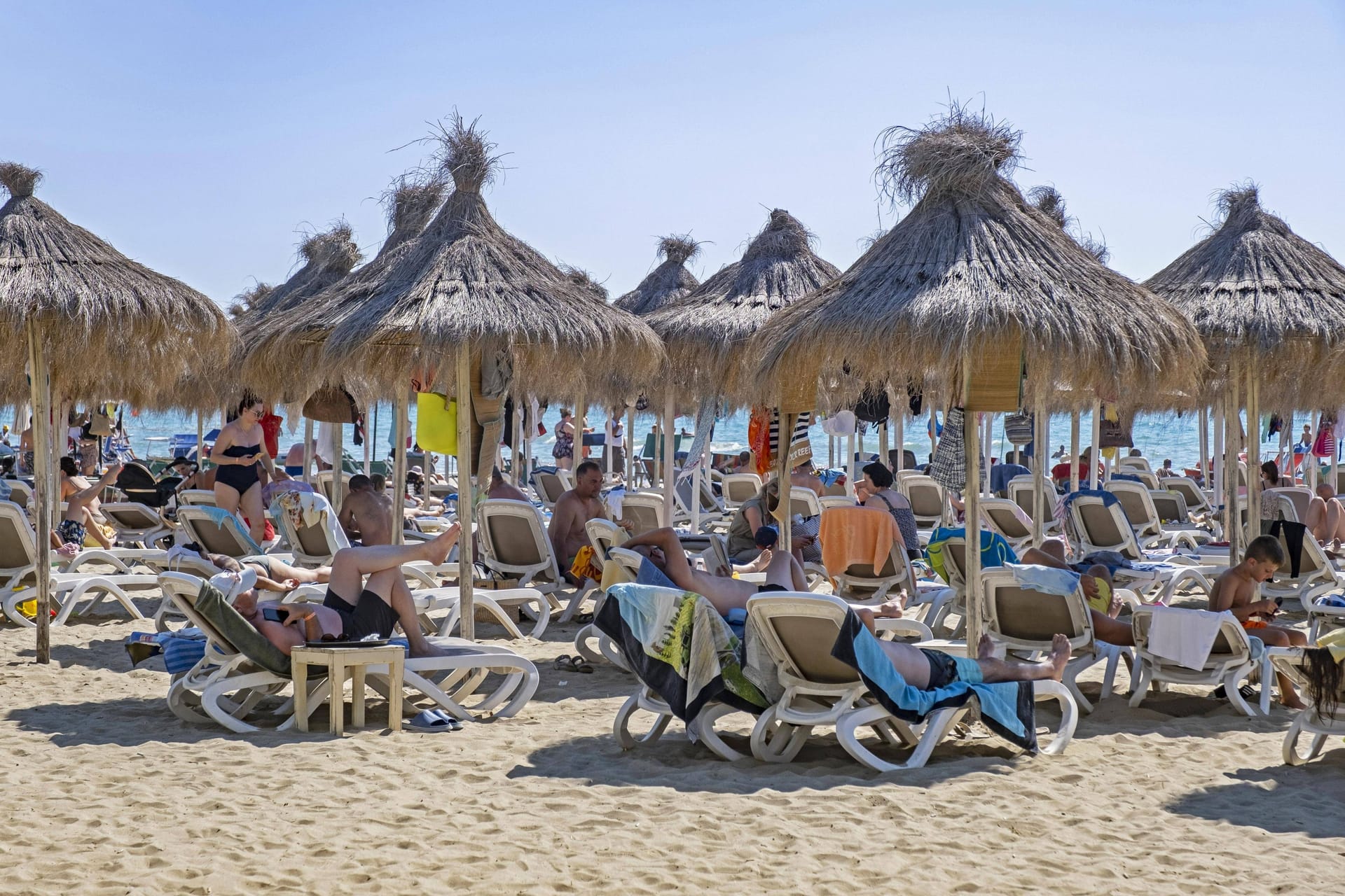 Strand von Golem, Nordalbanien: Wenn Sie beim Urlaubsziel flexibel sind, bieten sich günstige Geheimtipps an.