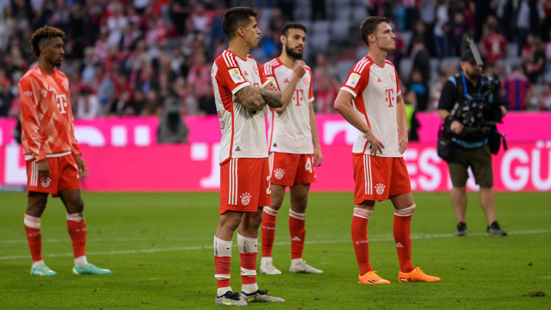 João Cancelo (2.v.l.) und Benjamin Pavard (r.): Die beiden Abwehrspieler gehören zu den Abschiedskandidaten beim FC Bayern.