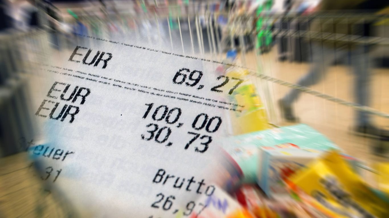Kassenbon vor Lebensmitteln (Symbolbild): Zusätzlich zum Nettopreis müssen Sie beim Einkauf in der Regel auch Mehrwertsteuer zahlen.