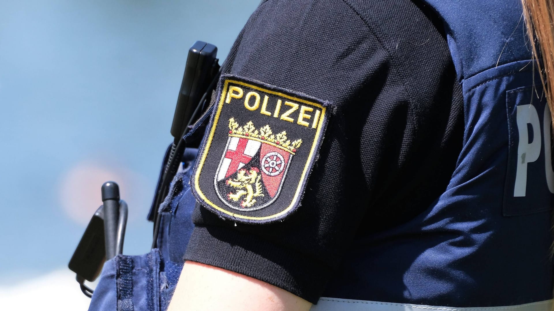 Polizei in Rheinland-Pfalz: Nach einem Unfall sind zwei Personen geflüchtet. Polizei in Rheinland-Pfalz: Nach einem Unfall sind zwei Personen geflüchtet.
