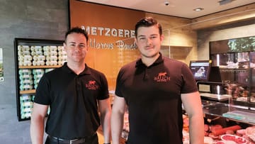 Sales manager Korbinian Rausch next to butcher boss Marcus Bauch: For more than twenty years they have been producing white sausages according to a secret recipe.