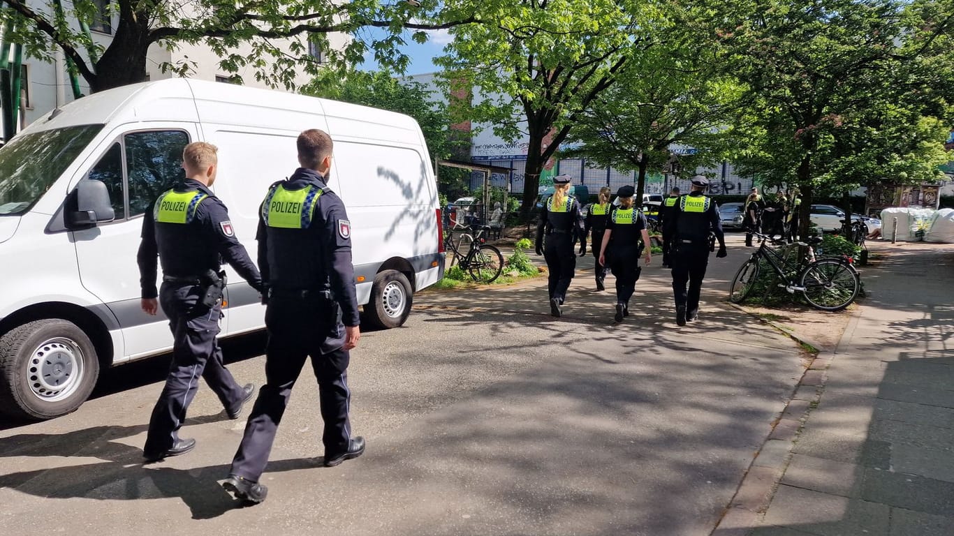 Polizisten nahe des Tatortes in Hamburg: Die Einsatzkräfte suchten zunächst erfolglos nach dem Tatverdächtigen.