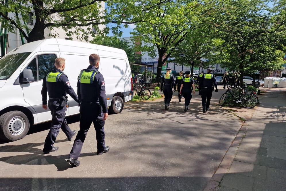 Polizisten nahe des Tatortes in Hamburg: Die Einsatzkräfte suchten zunächst erfolglos nach dem Tatverdächtigen.