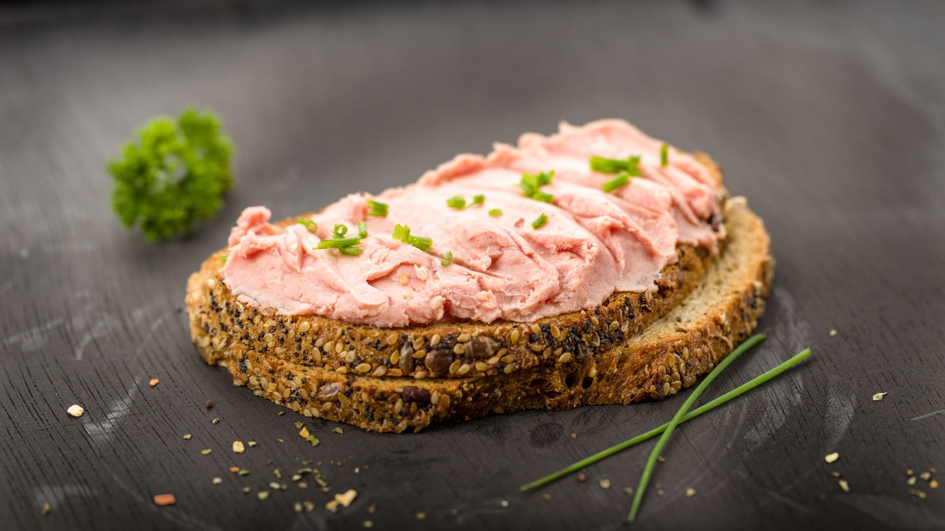 Teewurst auf Vollkornbrot mit Schnittlauch: Die Teewurst gehört zu den beliebtesten Wurstspezialitäten des Landes.