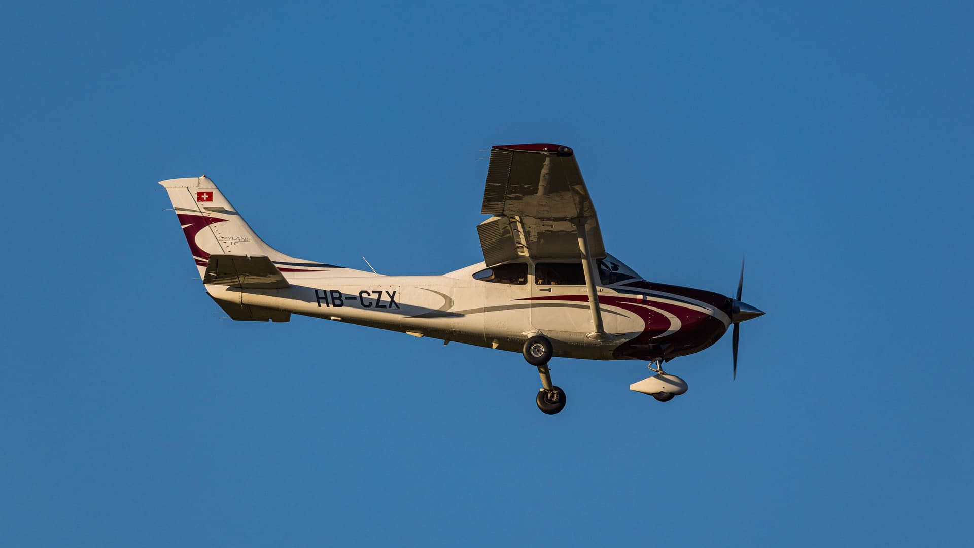 Kleinflugzeug (Symbolbild): In der Schweiz sind mehrere Menschen bei einem Flugzeugabsturz gestorben. Kleinflugzeug (Symbolbild): In der Schweiz sind mehrere Menschen bei einem Flugzeugabsturz gestorben.