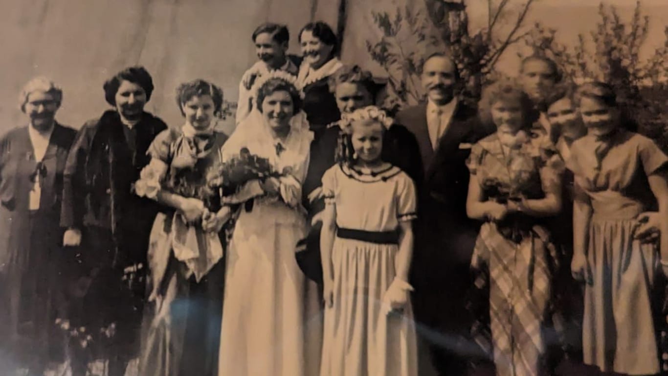 Ehepaar Klein samt Familie am Hochzeitstag 1953.