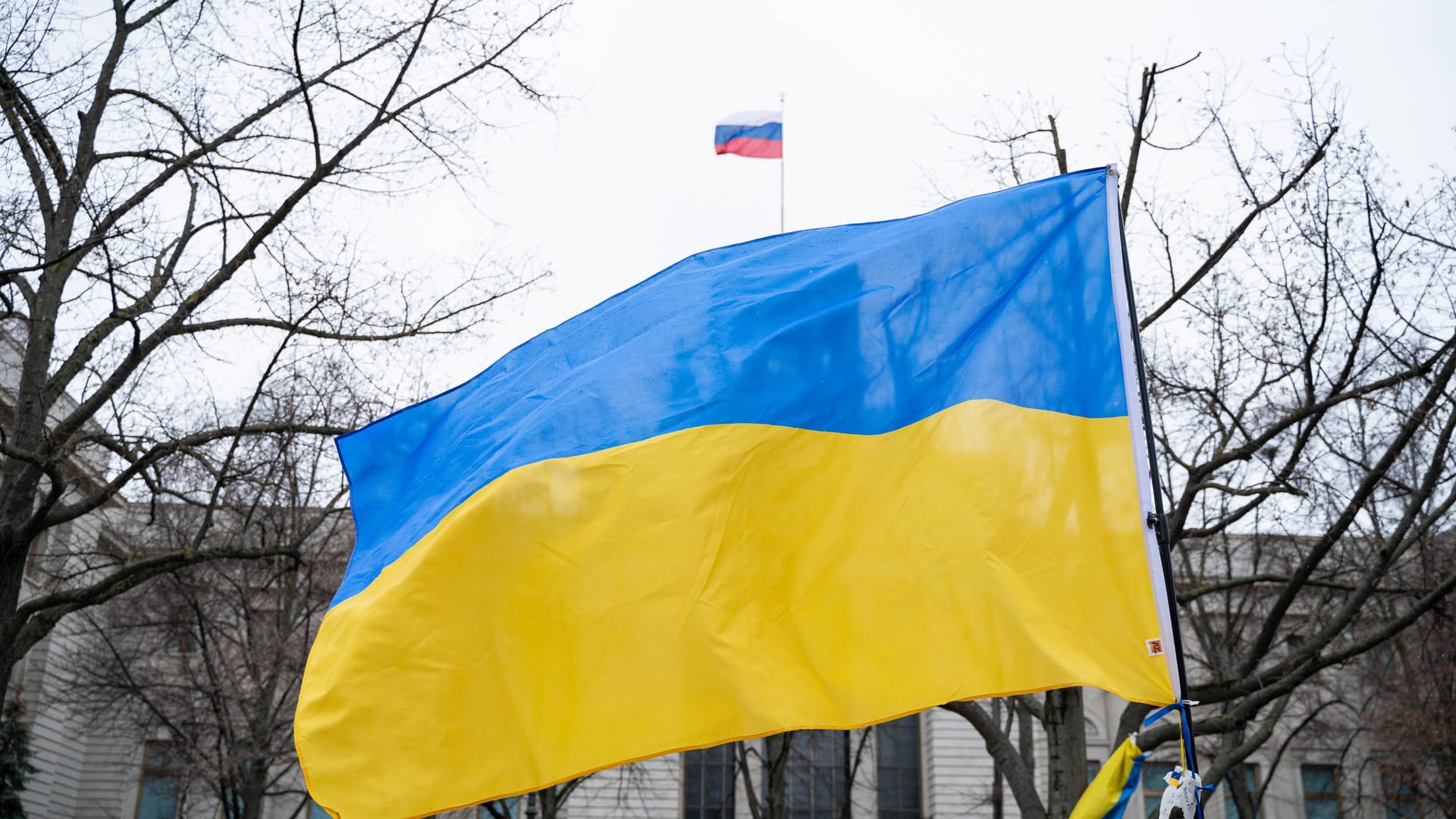 Eine ukrainische Flagge weht in Berlin (Archivbild): Ein Gericht hat ein Verbot der Fahnen bei Feiern zum Weltkriegsende aufgehoben. Eine ukrainische Flagge weht in Berlin (Archivbild): Ein Gericht hat ein Verbot der Fahnen bei Feiern zum Weltkriegsende aufgehoben.