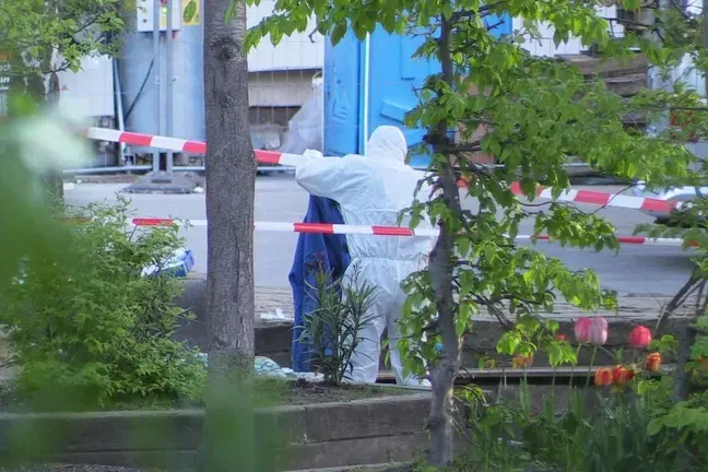 Ein Mann im Schutzanzug steht in der Nähe der Schule in Neukölln: Gegen den Tatverdächtigen sollen vor der Tat elf Anzeigen vorgelegen haben.