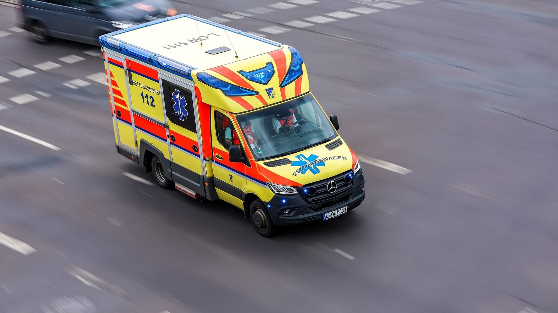 Ein Rettungswagen unterwegs auf der Straße