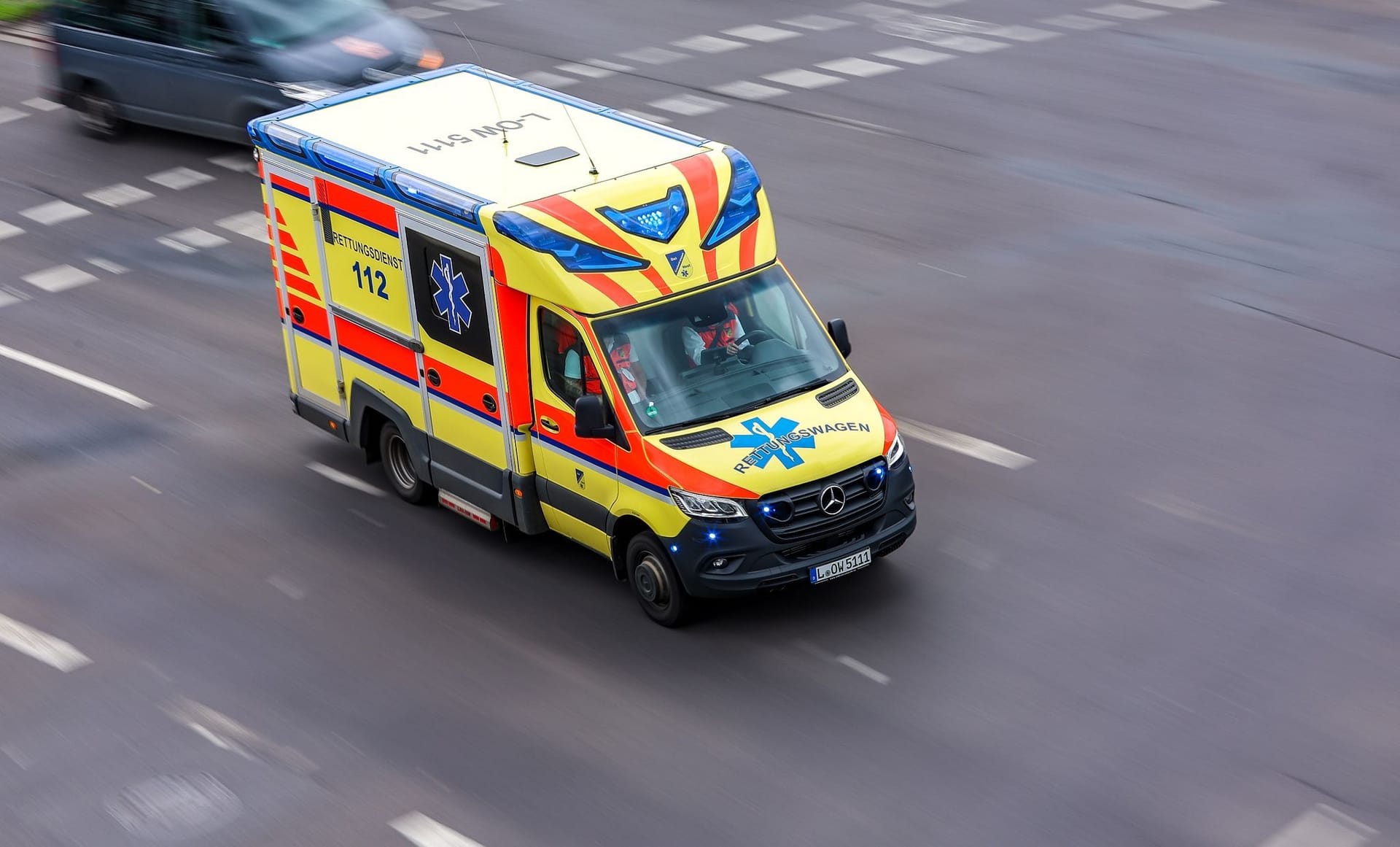 Ein Rettungswagen unterwegs auf der Straße