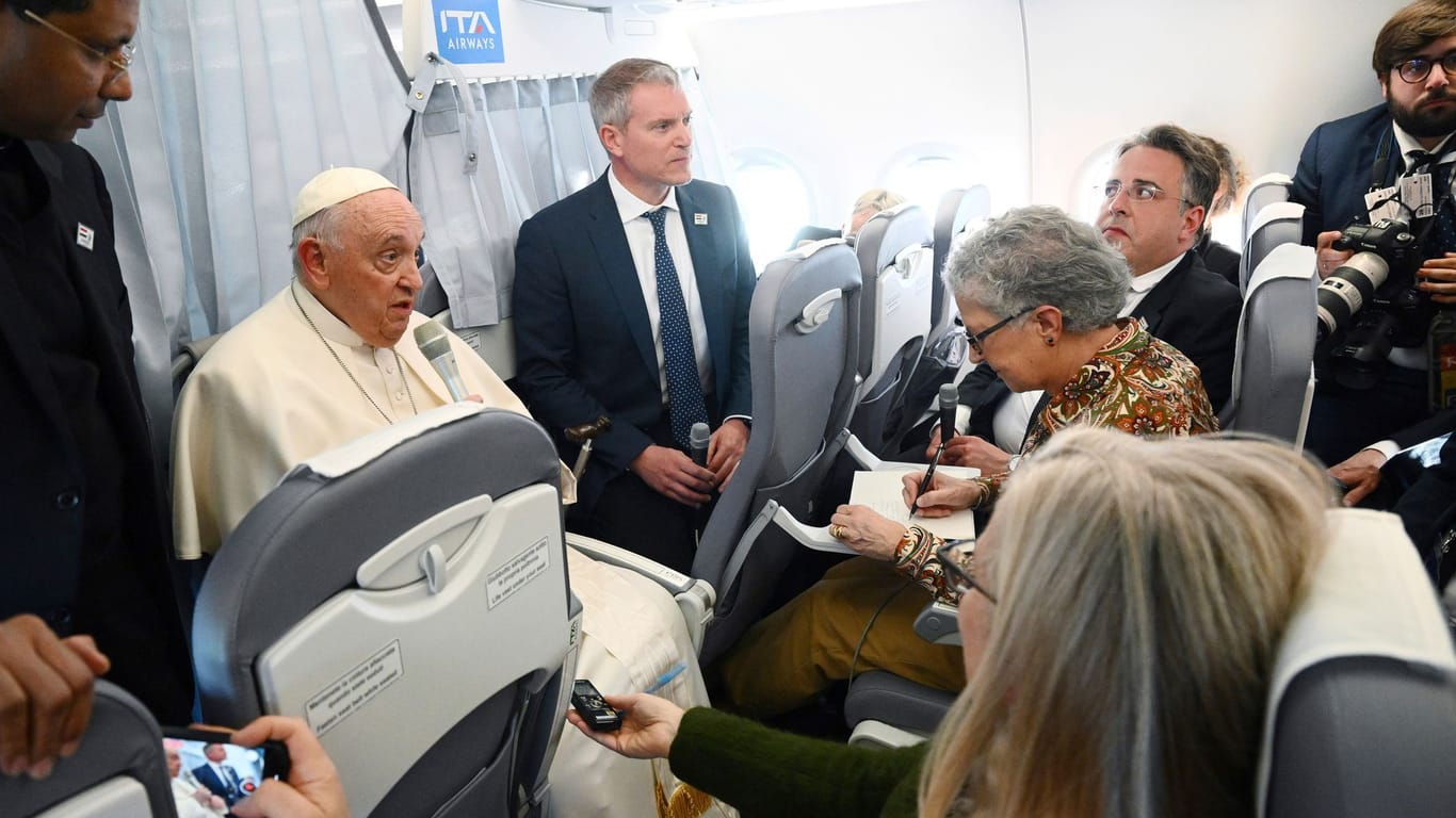 Papst Franziskus während einer Pressekonferenz an Bord des Flugzeugs nach Rom: In Ungarn hatte er den Metropoliten Hilarion von Budapest und Ungarn getroffen – ein Vertrauter des russischen Patriarchen Kyrill.