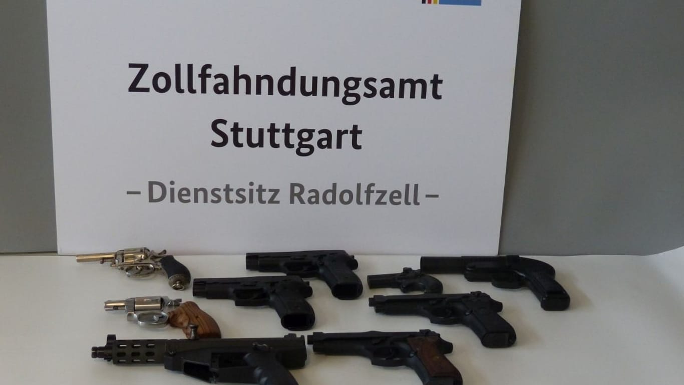 Neun der sichergestellten Waffen: Insgesamt fanden die Zollfahnder bei dem 52-Jährigen eine Maschinenpistole, zwei Gewehre, sechs Pistolen und drei Revolver.