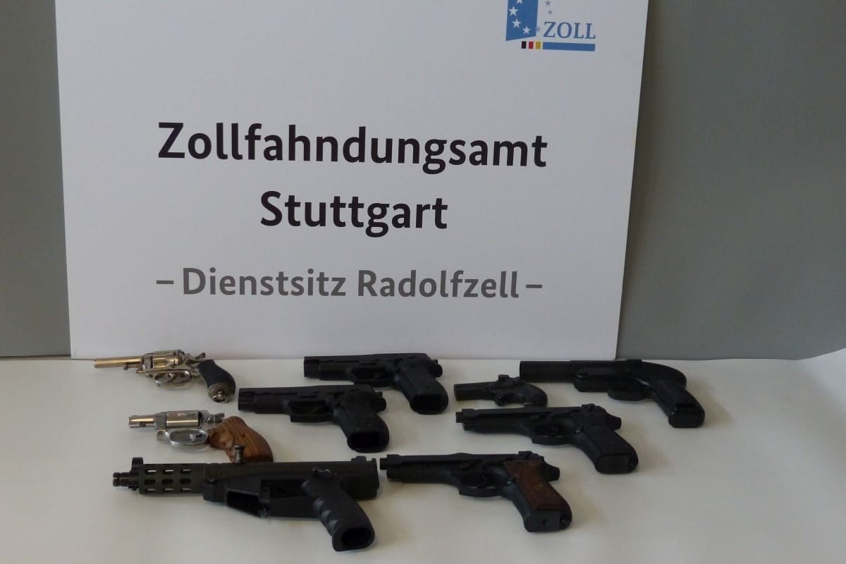 Neun der sichergestellten Waffen: Insgesamt fanden die Zollfahnder bei dem 52-Jährigen eine Maschinenpistole, zwei Gewehre, sechs Pistolen und drei Revolver.