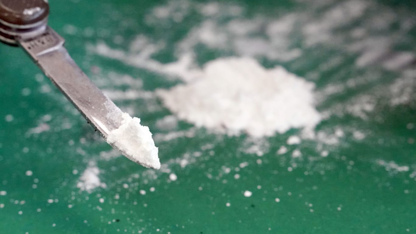 Sichergestelltes Kokain auf der Spitze eines Taschenmessers (Symbolbild): Drei Männer wurden festgenommen, ihnen wird bandenmäßiges Handeln mit Betäubungsmitteln vorgeworfen.