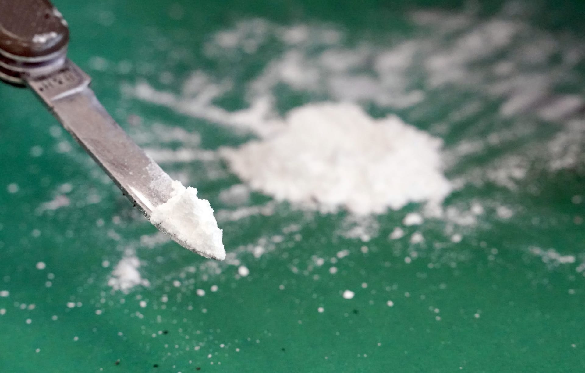 Sichergestelltes Kokain auf der Spitze eines Taschenmessers (Symbolbild): Drei Männer wurden festgenommen, ihnen wird bandenmäßiges Handeln mit Betäubungsmitteln vorgeworfen.