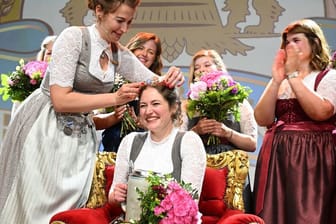 Die ehemalige bayerische Bierkönigin Sarah Jäger übergibt Mona Sommer (2.v.l) die Königskrone: Die Siegerin konnte sich gegen sechs Finalistinnen durchsetzen.