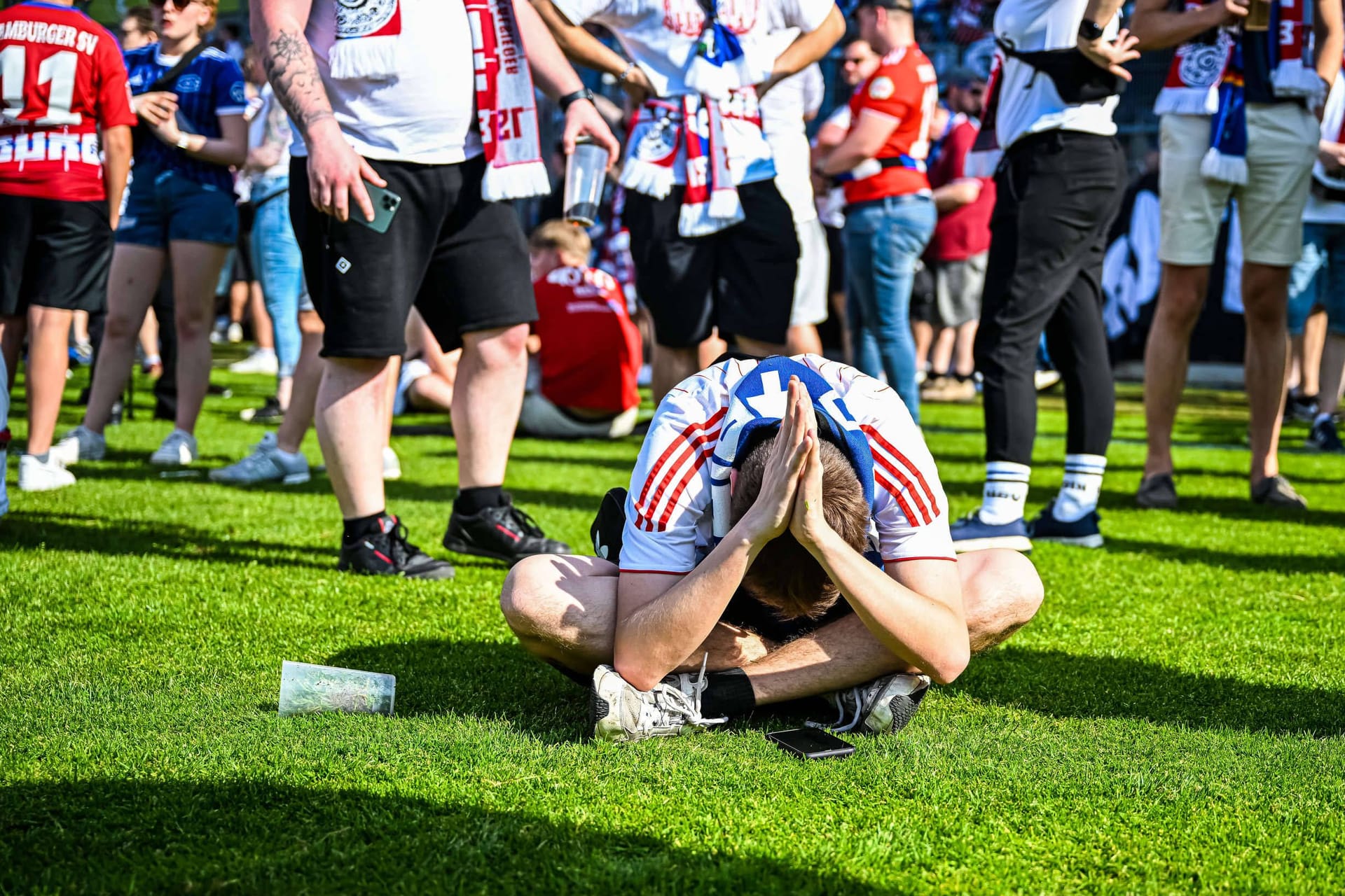 Banges Warten für HSV-Fans auf dem Rasen in Sandhausen: Das Spiel der Heidenheimer lief noch, als die Hamburger schon jubelten.