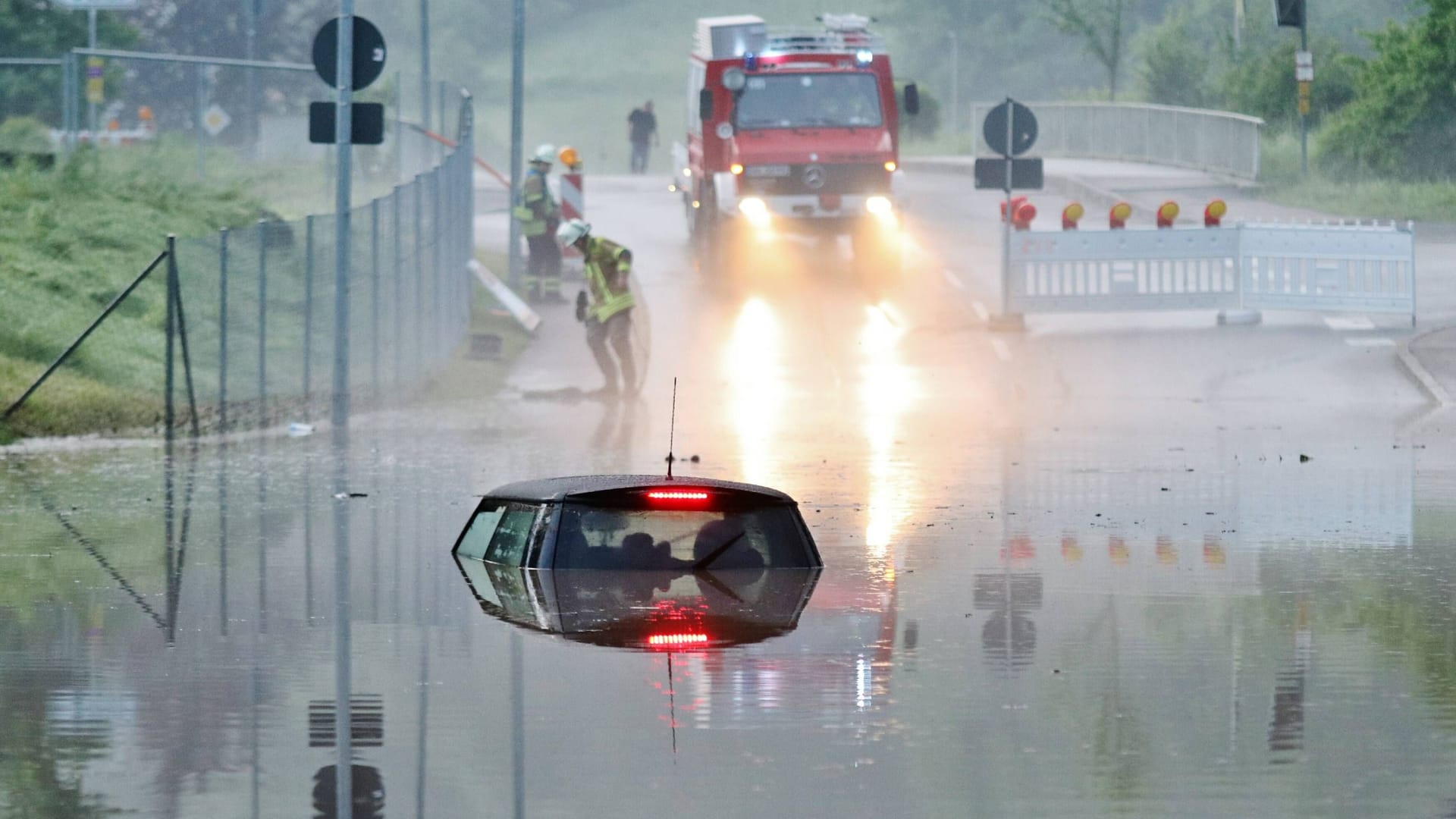 Der Mini in den Fluten: Die Feuerwehr pumpte die Unterführung schließlich leer. Der Mini in den Fluten: Die Feuerwehr pumpte die Unterführung schließlich leer.