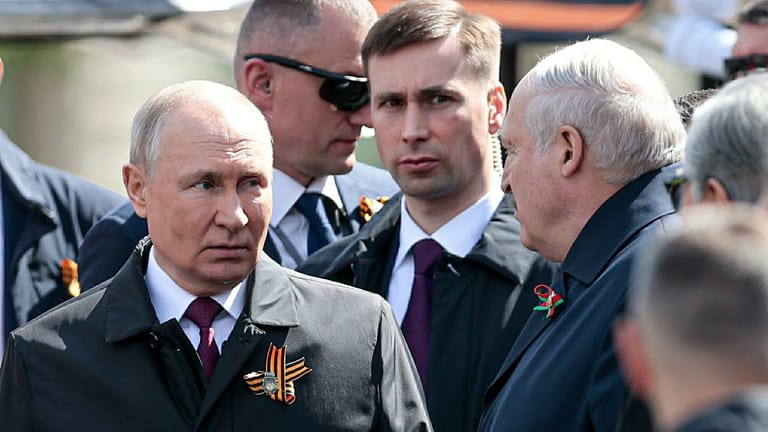 Sorgenvolle Blicke: Russlands Diktator Wladimir Putin (l.) schaut zum belarussischen Diktator Lukaschenko.