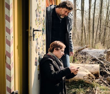 Franziska (Eva Löbau) und Friedemann (Hans-Jochen Wagner) haben den versteckten Wohnwagen ihrer Verdächtigen gefunden und suchen nach Hinweisen auf deren Pläne.