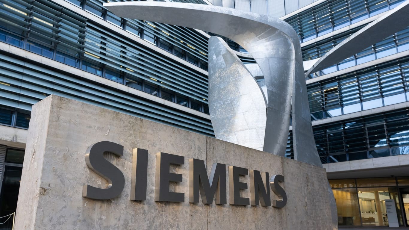 Der Schriftzug "Siemens" ist vor der Firmenzentrale erkennbar (Symbolbild): Konzernchef Roland Busch rechnet trotz positiver Geschäftsjahresprognose mit vorerst weniger Erfolgsschwung.