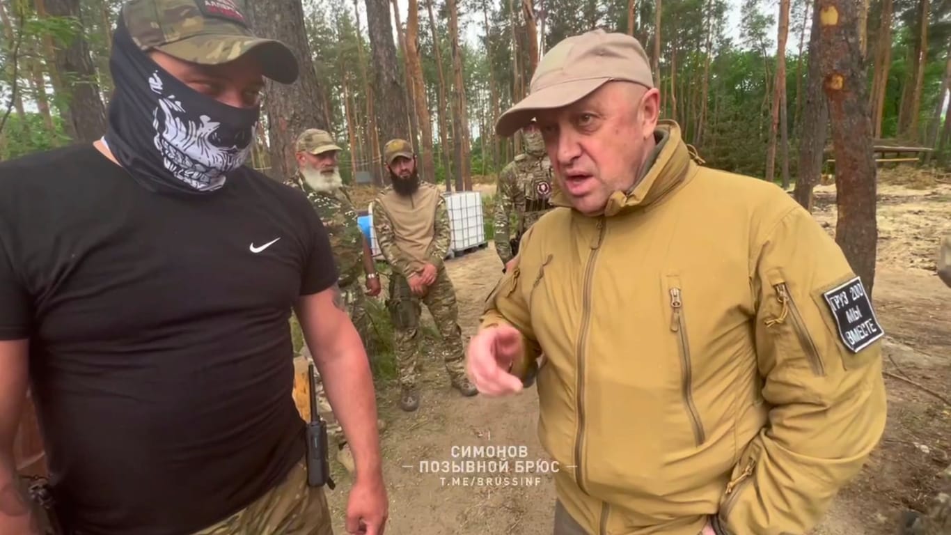 Jewgeni Prigoschin bei einem Besuch seiner Truppen (Archivbild): Der Machtkampf mit dem Kreml ist eskaliert.