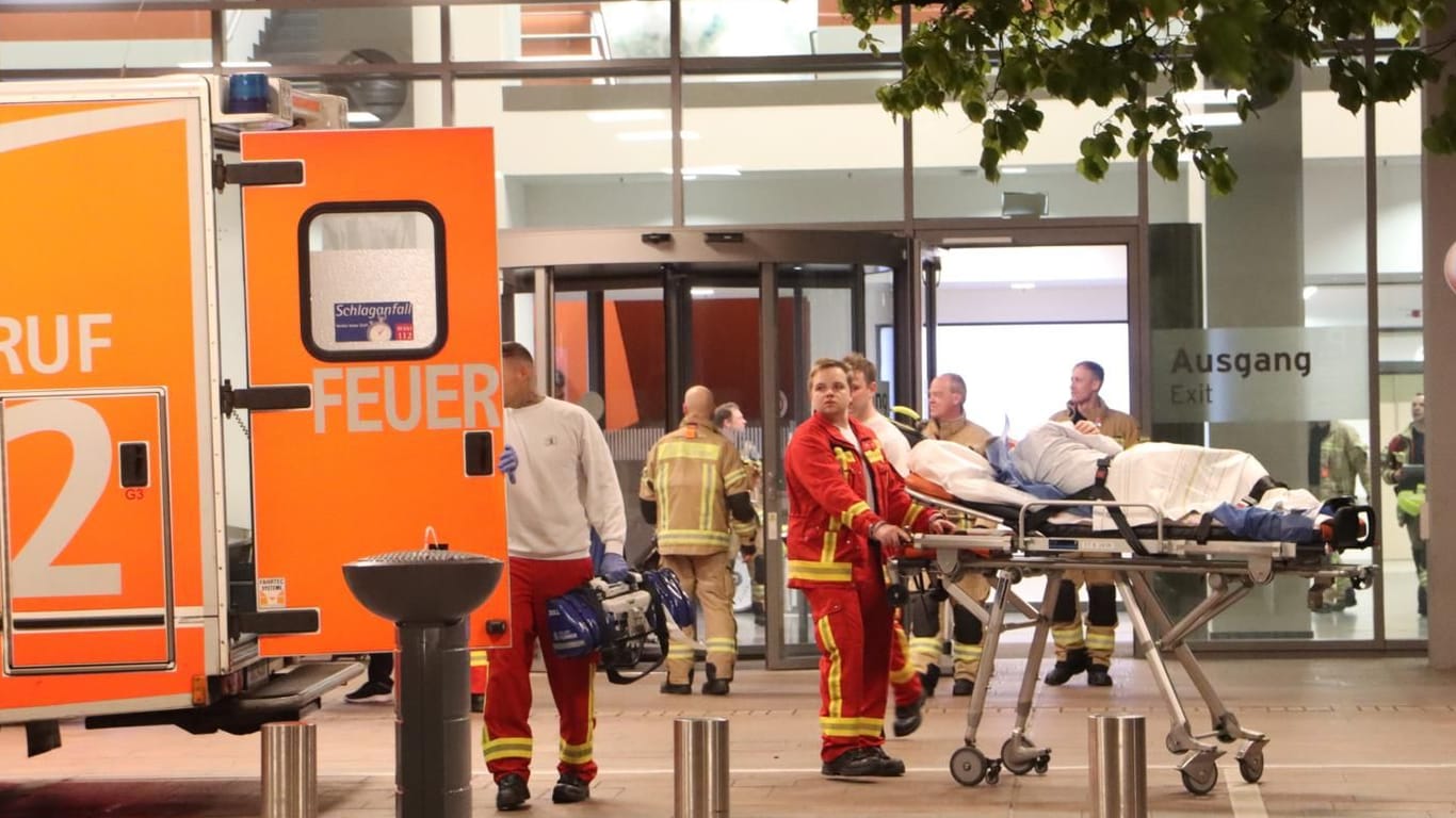 Stromausfall in der Berliner Charité: Einsatzkräfte verlegen Patienten in andere Krankenhäuser.