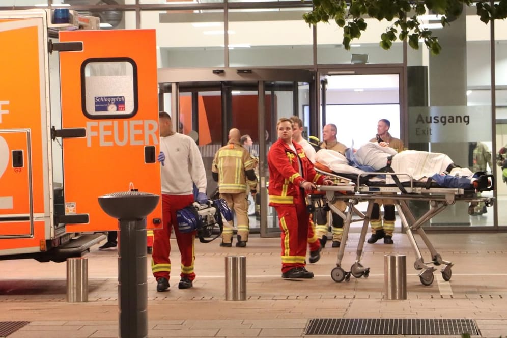 Stromausfall in der Berliner Charité: Einsatzkräfte verlegen Patienten in andere Krankenhäuser.