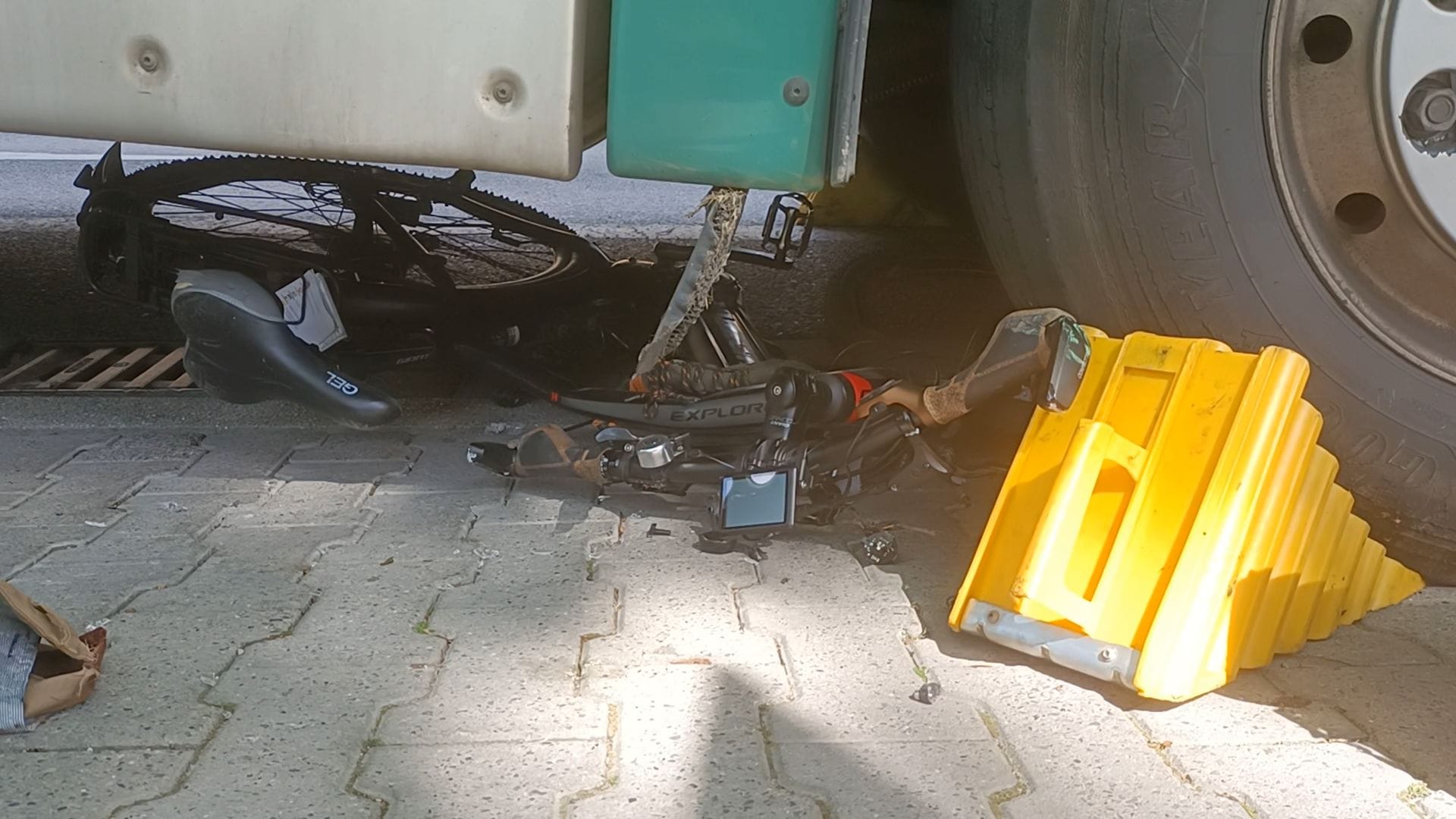 Schwerer Unfall in Brockel: Ein Fahrradfahrer wurde von einem Lkw überrollt.