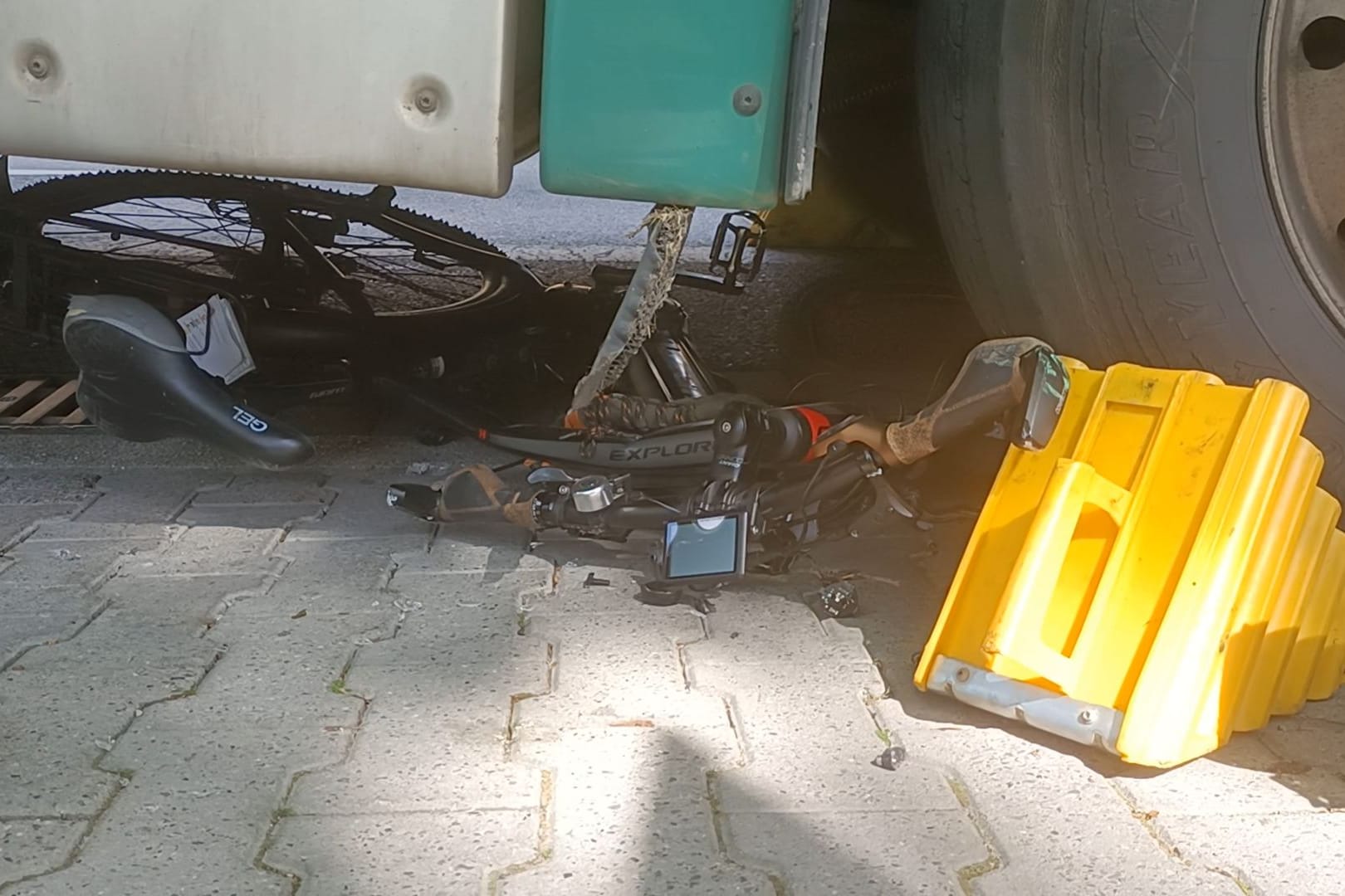 Schwerer Unfall in Brockel: Ein Fahrradfahrer wurde von einem Lkw überrollt.