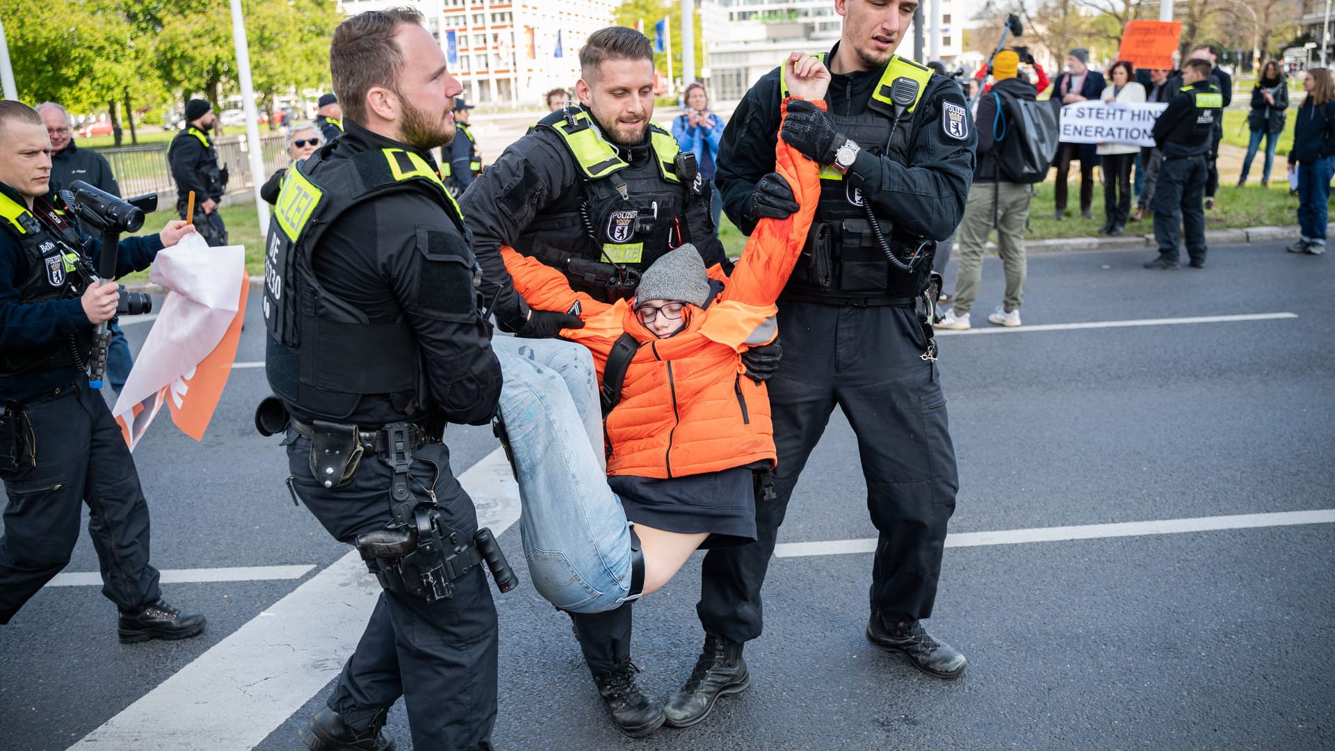 Eine Aktion der "Letzten Generation"(Archivbild): Jugendliche befinden sich am Hauptbahnhof auf der Straße.