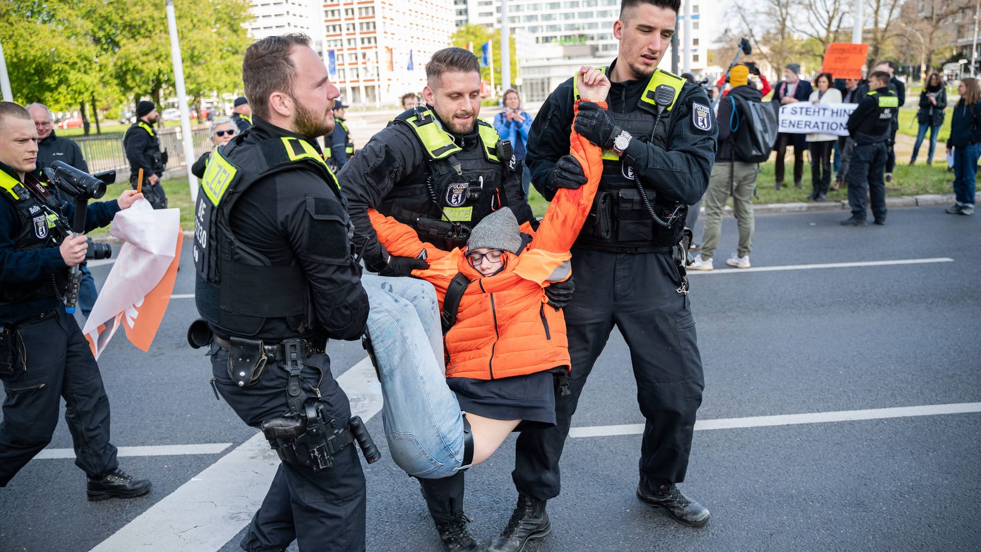 Eine Aktion der "Letzten Generation"(Archivbild): Jugendliche befinden sich am Hauptbahnhof auf der Straße.