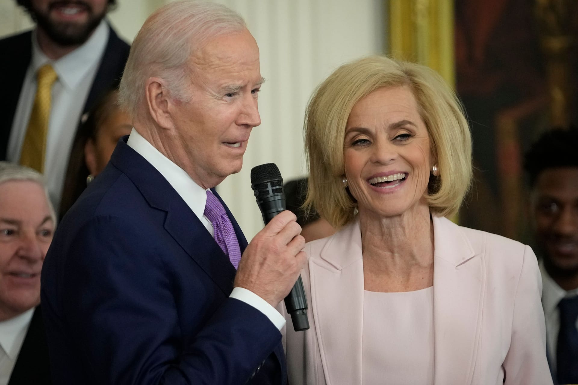 Die Trainerin des LSU Frauen-Basketballteams, Kim Mulkey, im Gespräch mit Joe Biden im Weißen Haus.