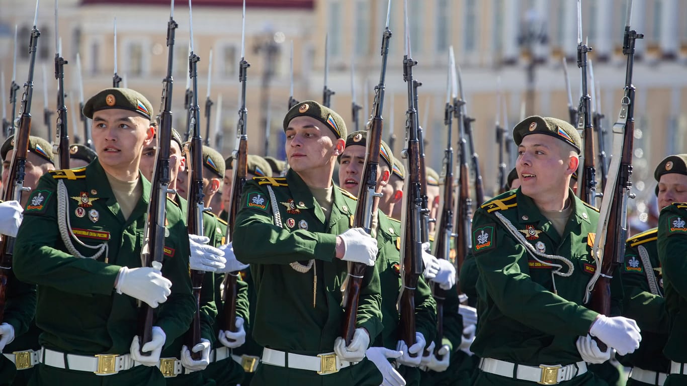 Sankt Petersburg am 7. Mai 2023: Soldaten proben die Parade für den Feiertag am 9. Mai.