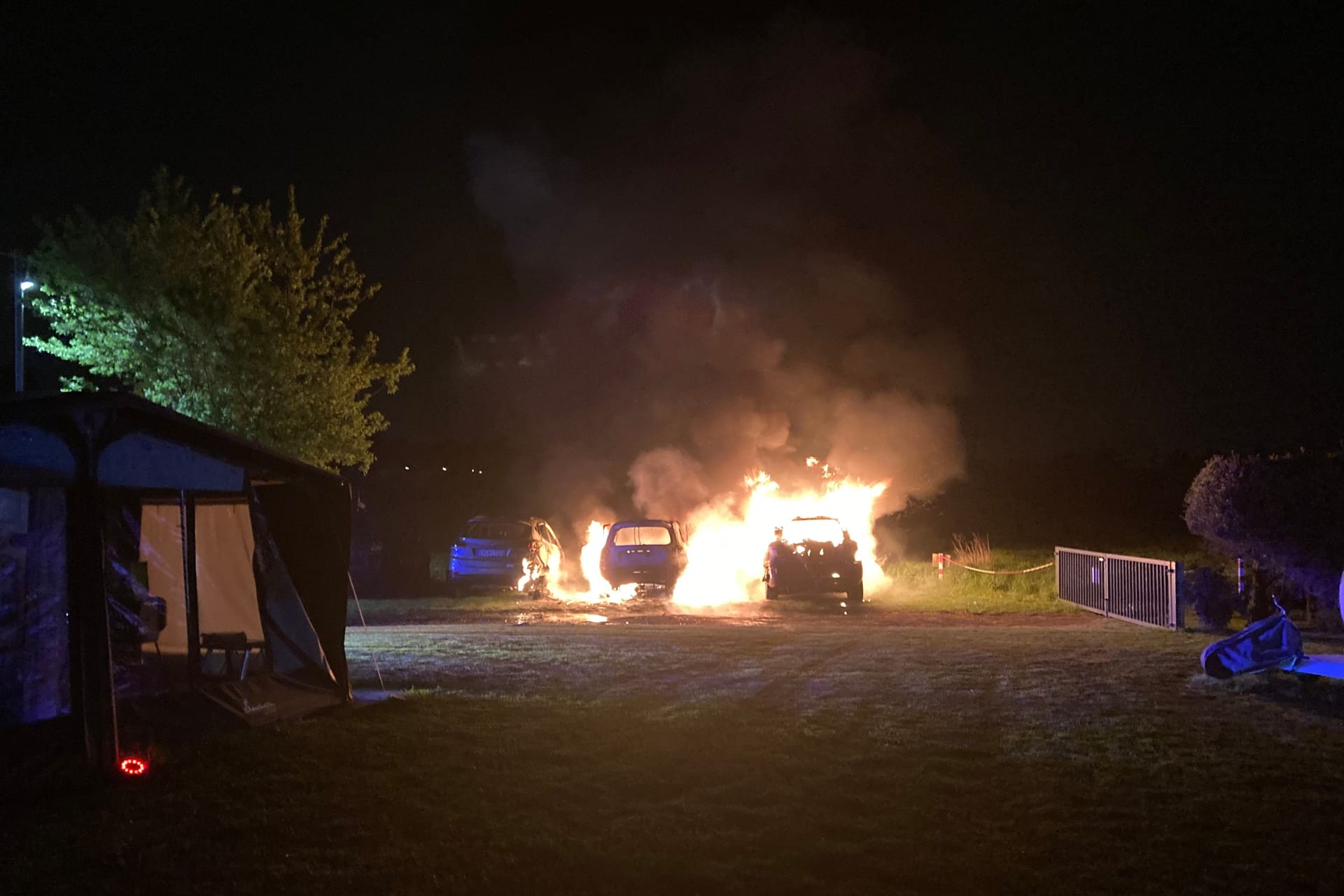 Vier Autos brannten lichterloh. Die Ursache muss nun ermittelt werden.