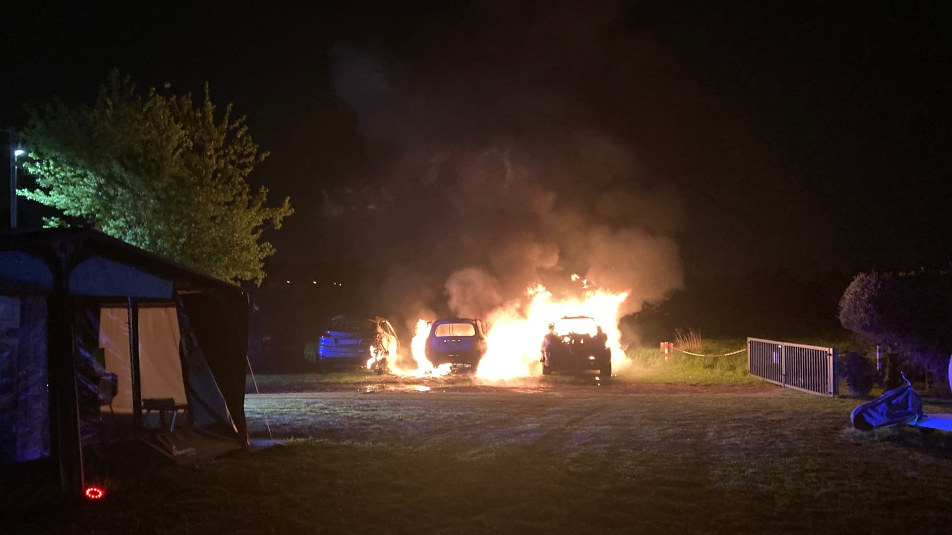 Vier Autos brannten lichterloh. Die Ursache muss nun ermittelt werden.