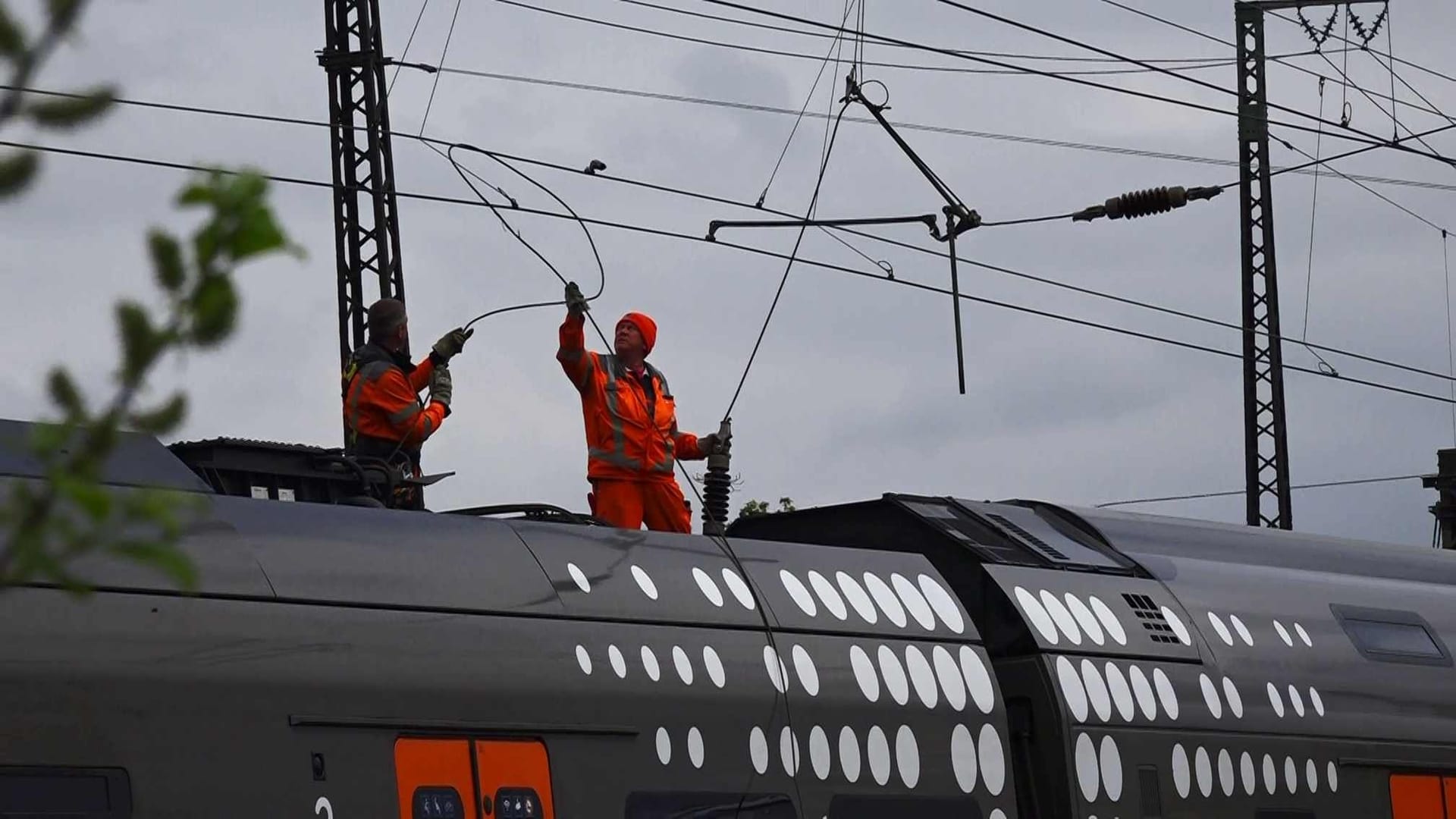 Arbeiten an der Oberleitung: Das Bahn-Chaos in NRW ist komplett.