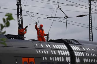 Arbeiten an der Oberleitung: Das Bahn-Chaos in NRW ist komplett.