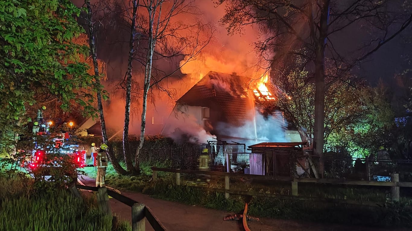 Hausbrand in Neukölln Rudow: Das Feuer konnte bis zum Morgen gelöscht werden.
