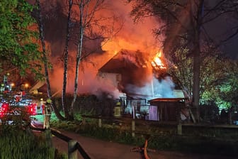 Hausbrand in Neukölln Rudow: Das Feuer konnte bis zum Morgen gelöscht werden.
