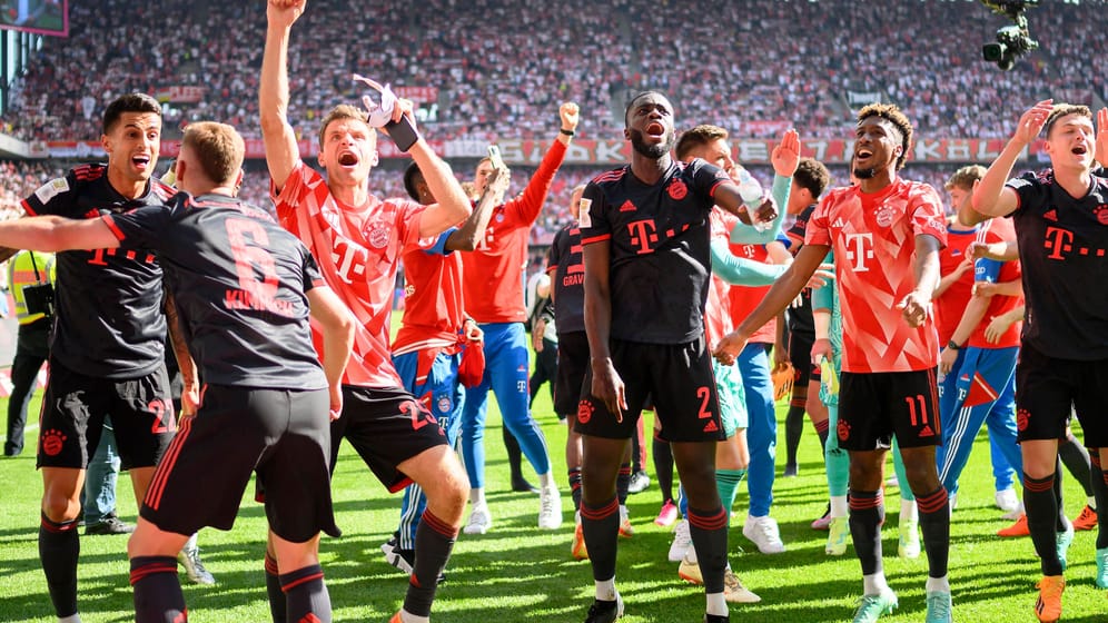 Feiernde Bayern im Kölner Stadion.