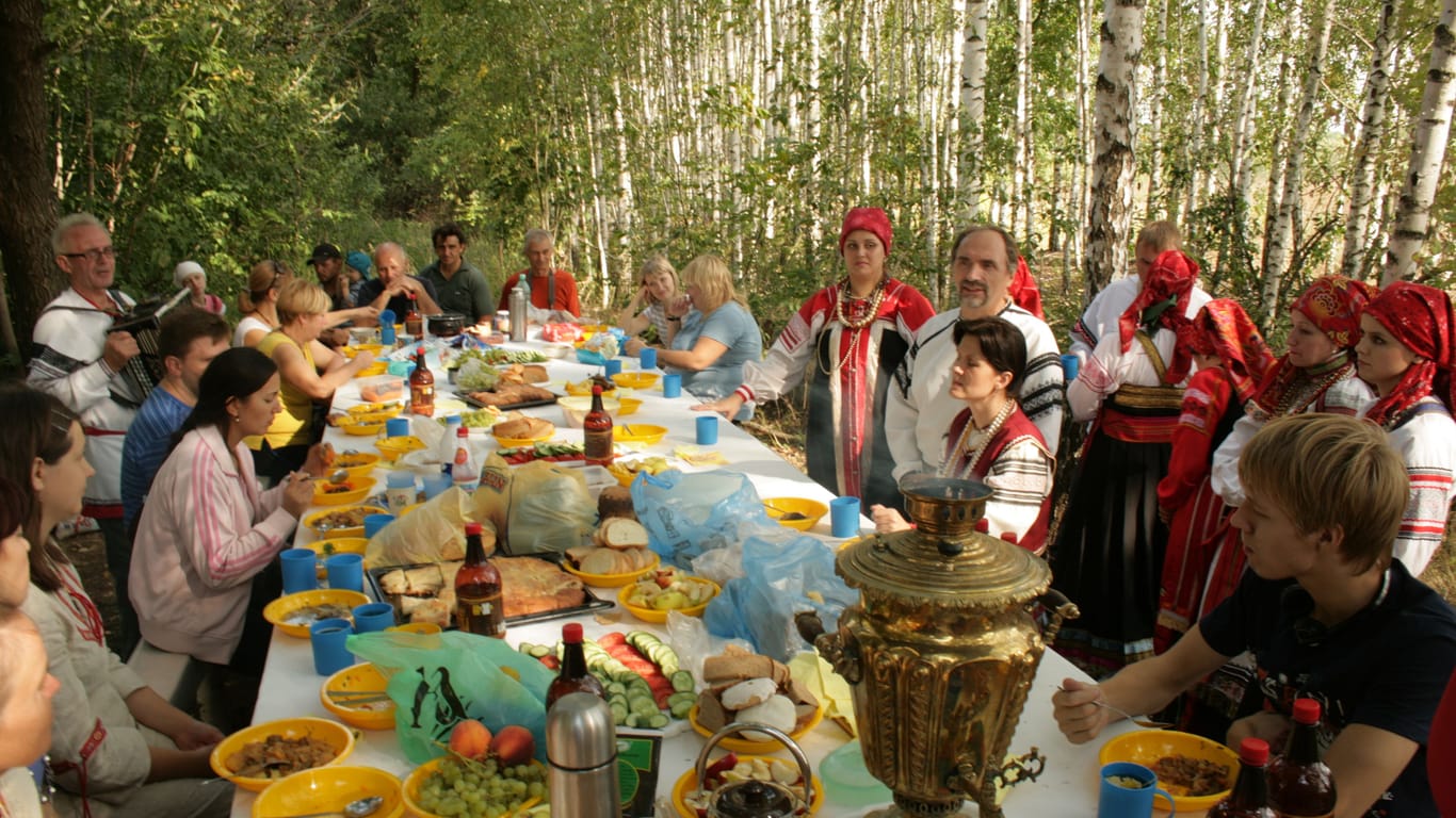 Anastasia-Mitglieder feiern ein Fest: Die sogenannten Familienlandsitze versorgen sich autonom.