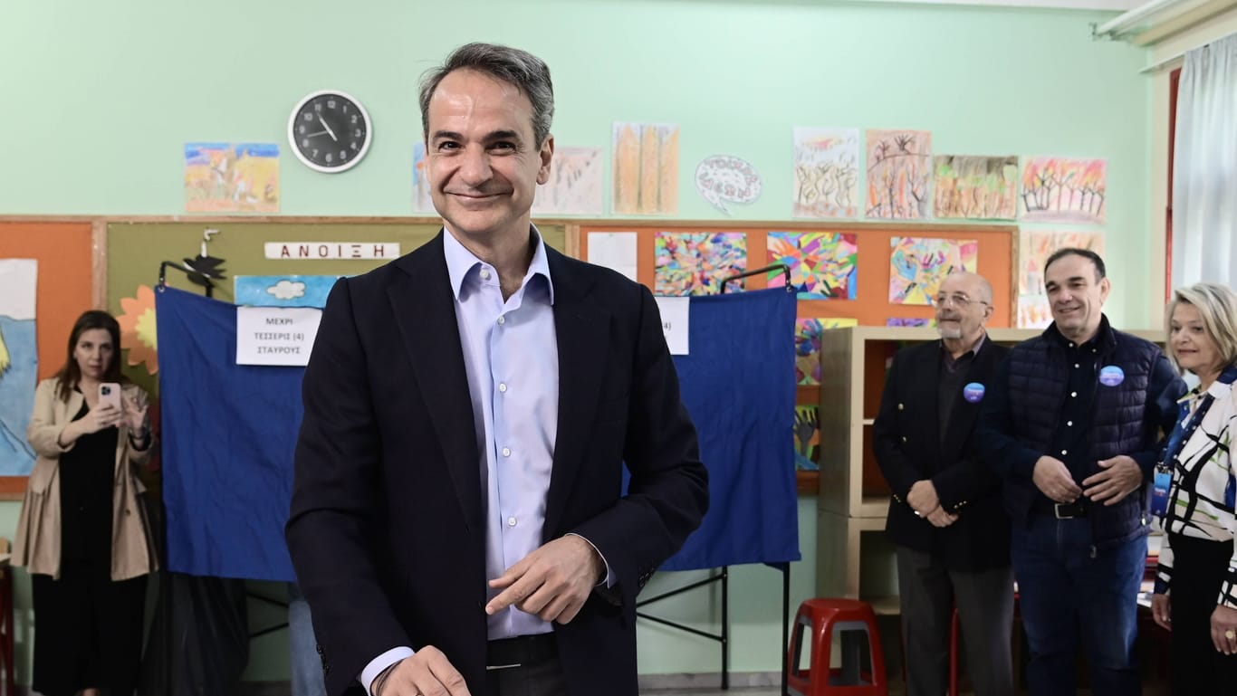 Der amtierende griechische Ministerpräsident Kyriakos Mitsotakis bei der Stimmabgabe: Seine konservative Nea Demokratia steht vor der Wiederwahl.