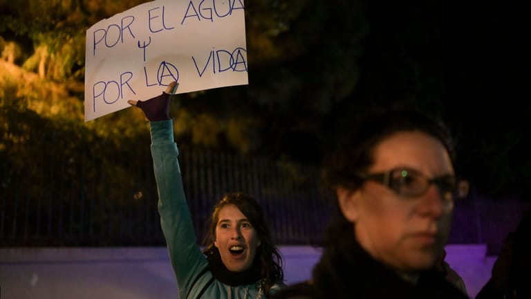Wasserproteste in Montevideo: Eine Demonstrantin protestiert gegen das Krisenmanagement der Regierung.